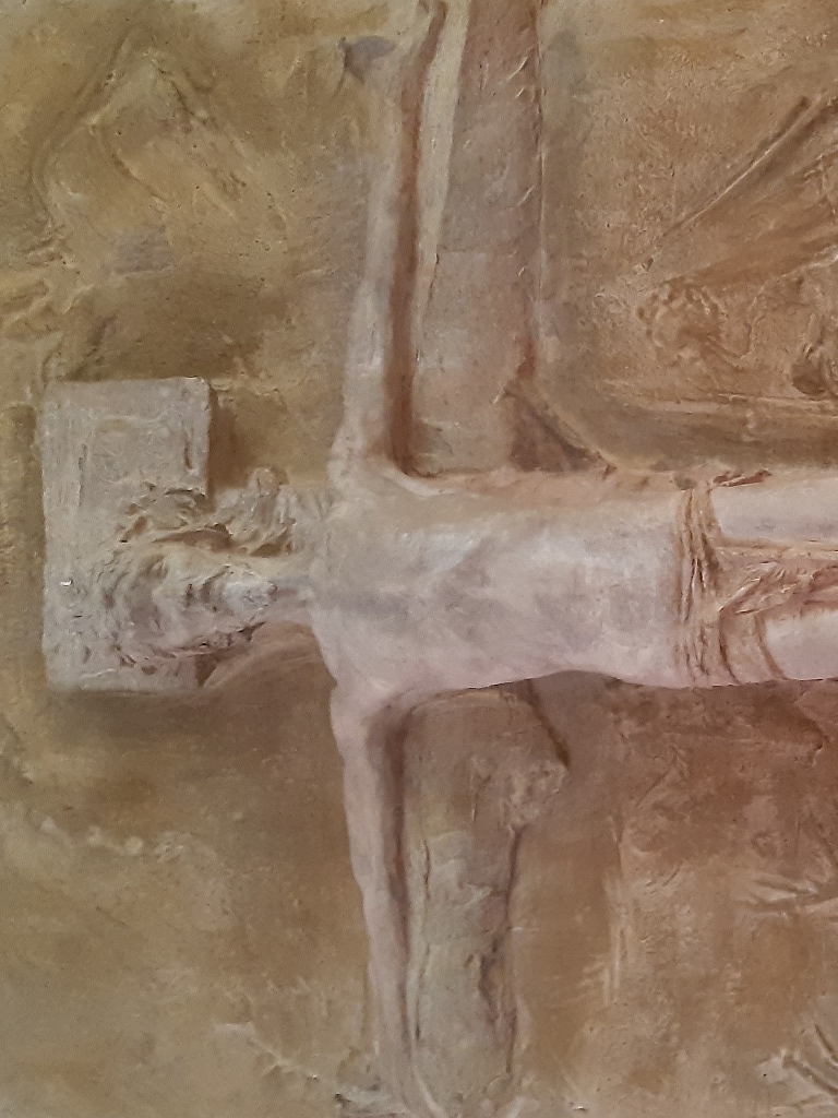 Ukřižovaný Ježíš ztvárněný sochařem Františkem Bílkem v&nbsp;NO CČSH Praha 4-Michle