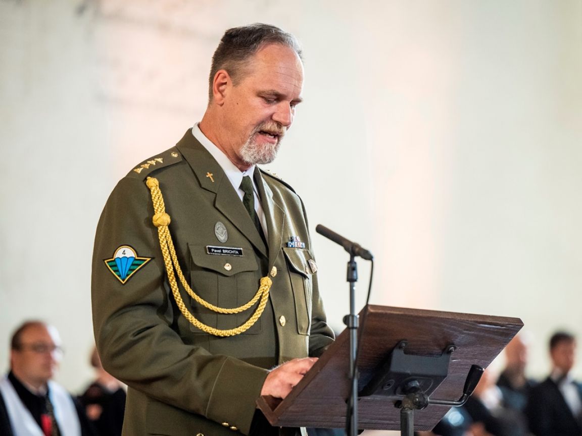 kpt. Pavel Brichta, vojenský kaplan Církve československé husitské při přímluvné modlitbě