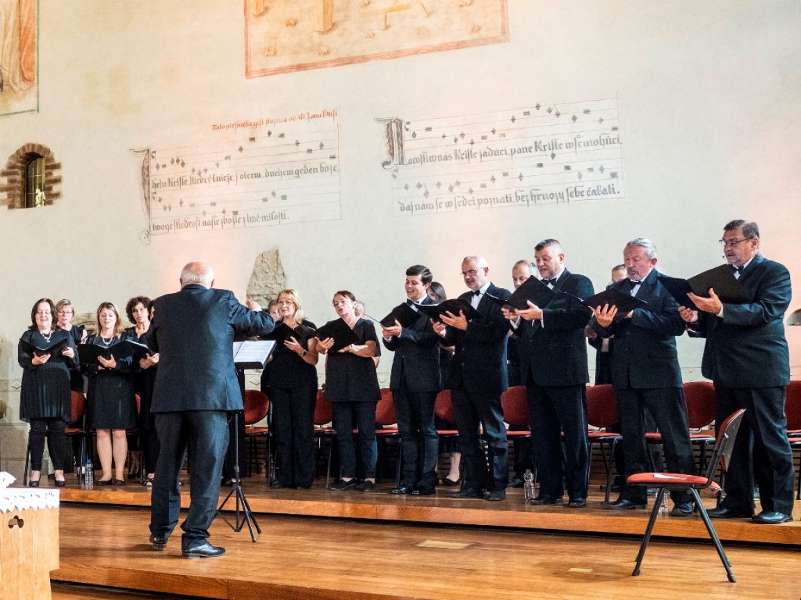 Pěvecký sbor varhaníků a zpěváků Církve československé husitské pod vedením Zdeňka Kovalčíka
