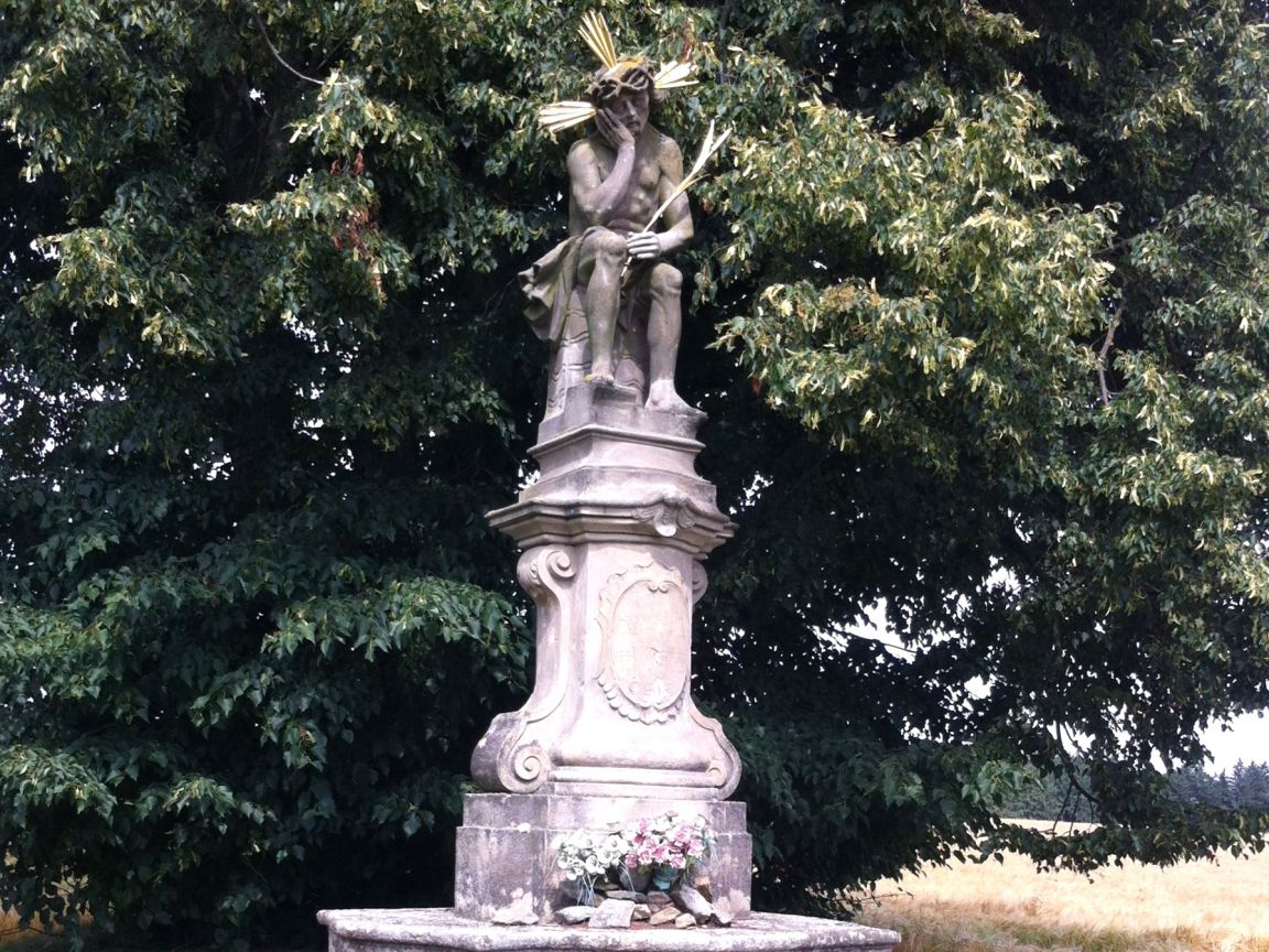 Sedící Ježíš, před obcí Radešín u silnice č. 388. Okres Žďár nad Sázavou.