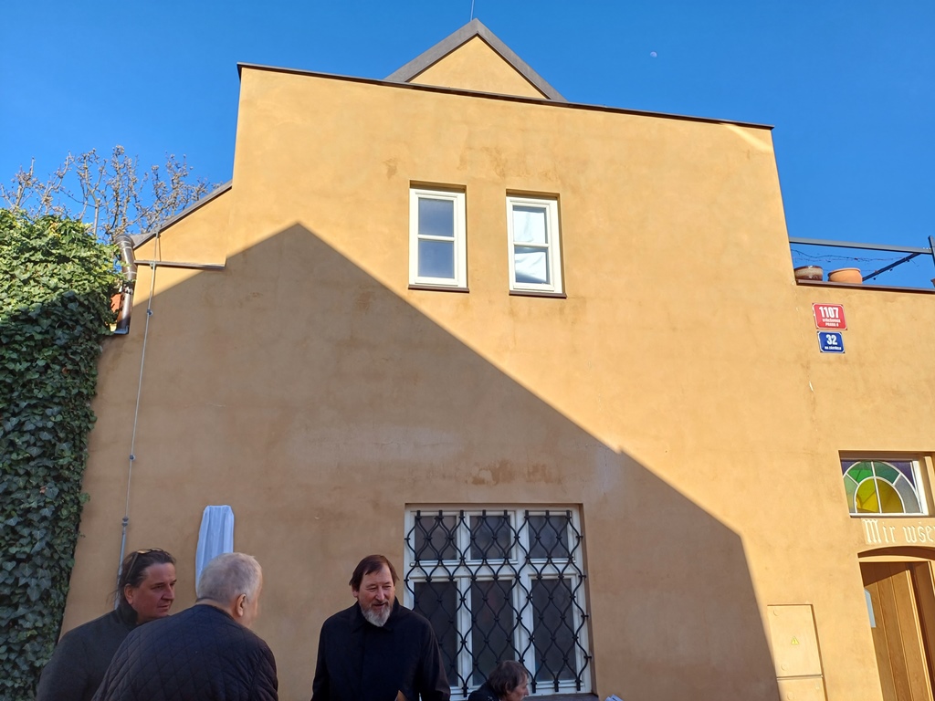 Martin Jindra, Bohdan Pícha a patriarcha Tomáš Butta před odhalením pamětní desky.