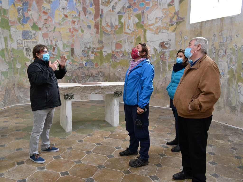 Za covidu v Rozhovicích před freskou Hlad ve světě.