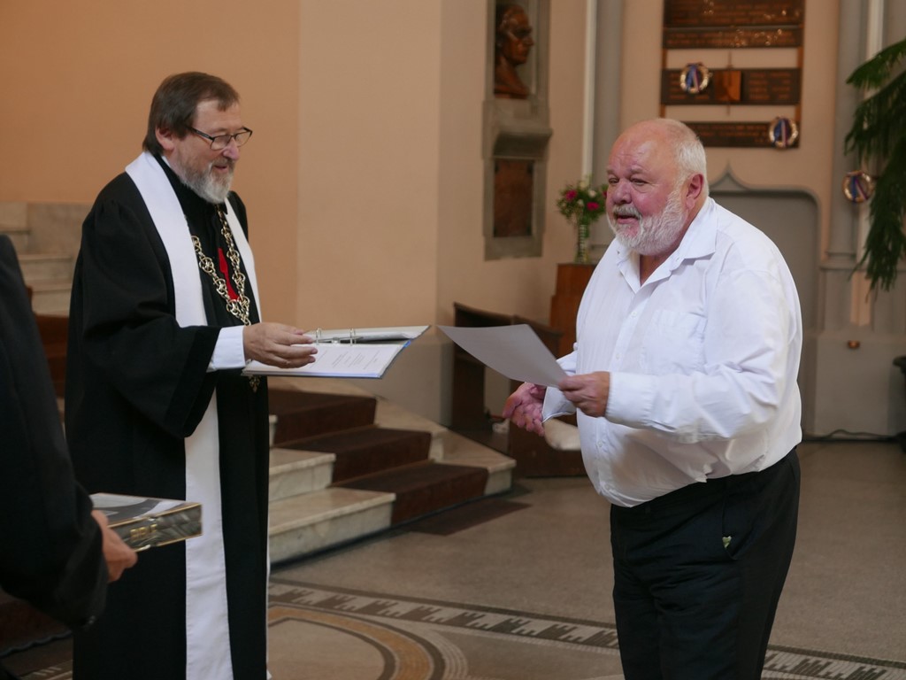 Farář, pedagog a celocírkevní kantor PaedDr. Zdeněk Kovalčík byl oceněn za svou duchovenskou, kulturní a uměleckou činnost pro církev.