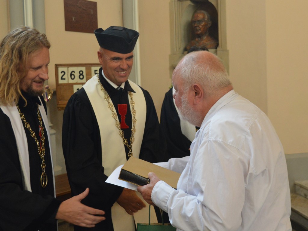 Farář, pedagog a celocírkevní kantor PaedDr. Zdeněk Kovalčík byl oceněn za svou duchovenskou, kulturní a uměleckou činnost pro církev.