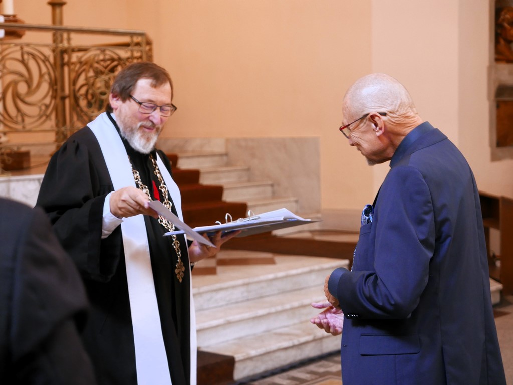 Emeritní biskup Mgr. Michael Moc byl oceněn za svou dlouholetou a zodpovědnou službu církvi.