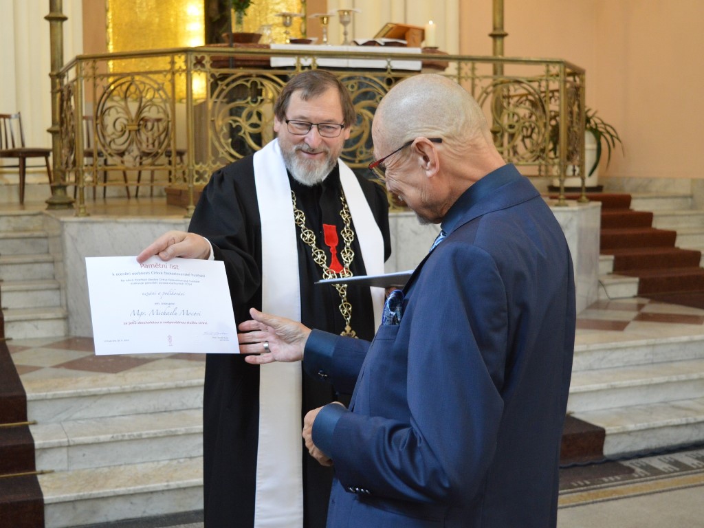 Emeritní biskup Mgr. Michael Moc byl oceněn za svou dlouholetou a zodpovědnou službu církvi.