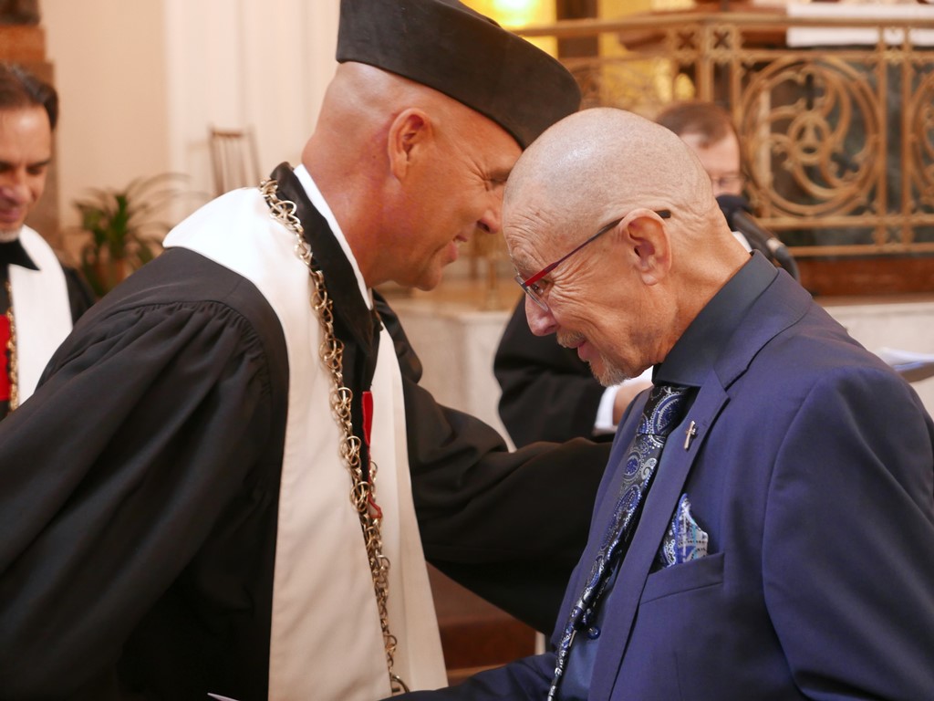 Emeritní biskup Mgr. Michael Moc byl oceněn za svou dlouholetou a zodpovědnou službu církvi.