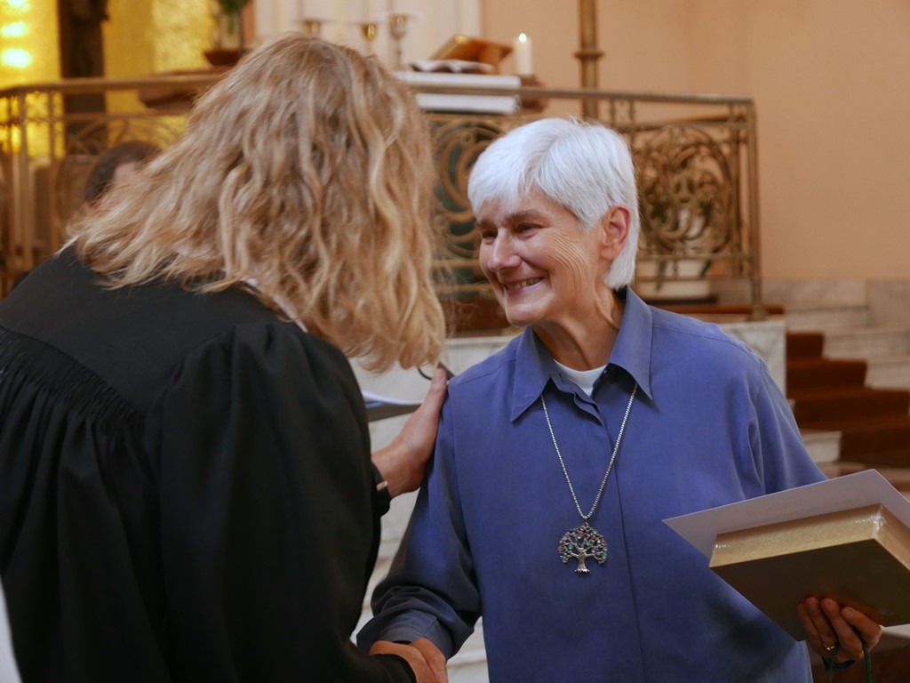 Farářka Mgr. Eva Mikulecká byla oceněna za soustavnou vynikající duchovenskou činnost a za trvalou pomoc mladým lidem při začleňování do života.