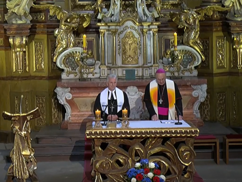 Bohoslužbu vedli pražský arcibiskup Jan Graubner a předseda Ekumenické rady církví biskup Tomáš Tyrlík.