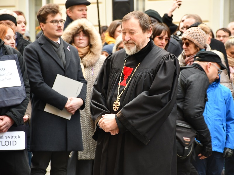 Za Církev československou husitskou tradičně uctil památku položením věnce patriarcha Tomáše Butta. Foto: Petr Skála