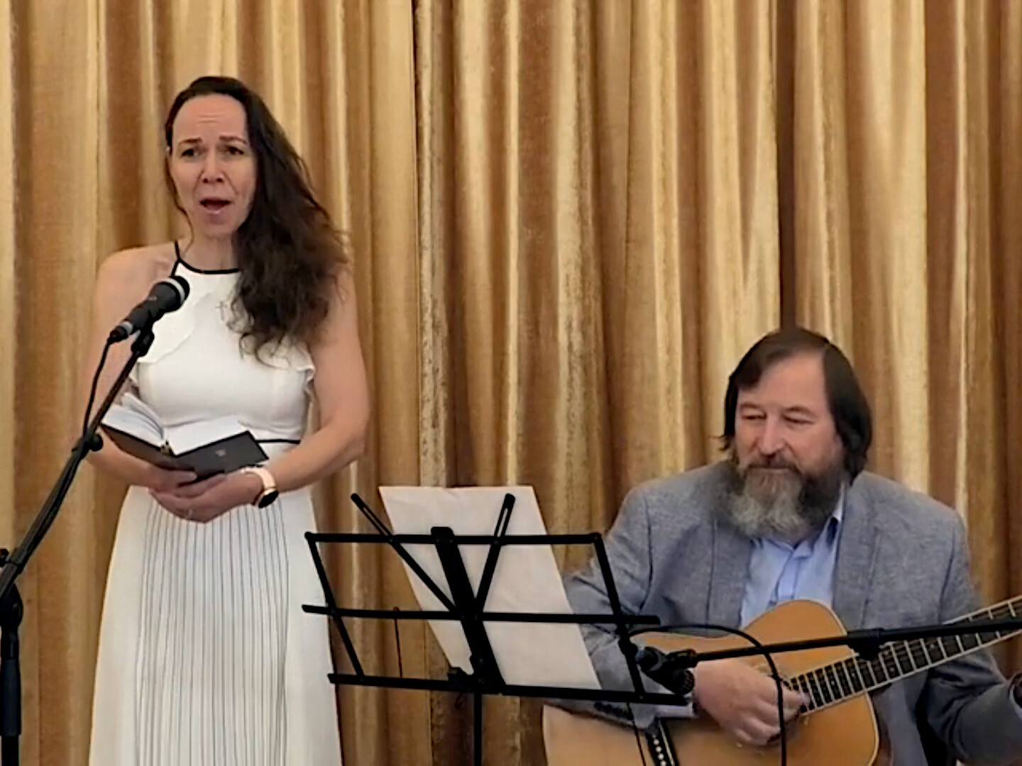 Chvíle s&nbsp;Biblí a&nbsp;kytarou k&nbsp;Letnicím